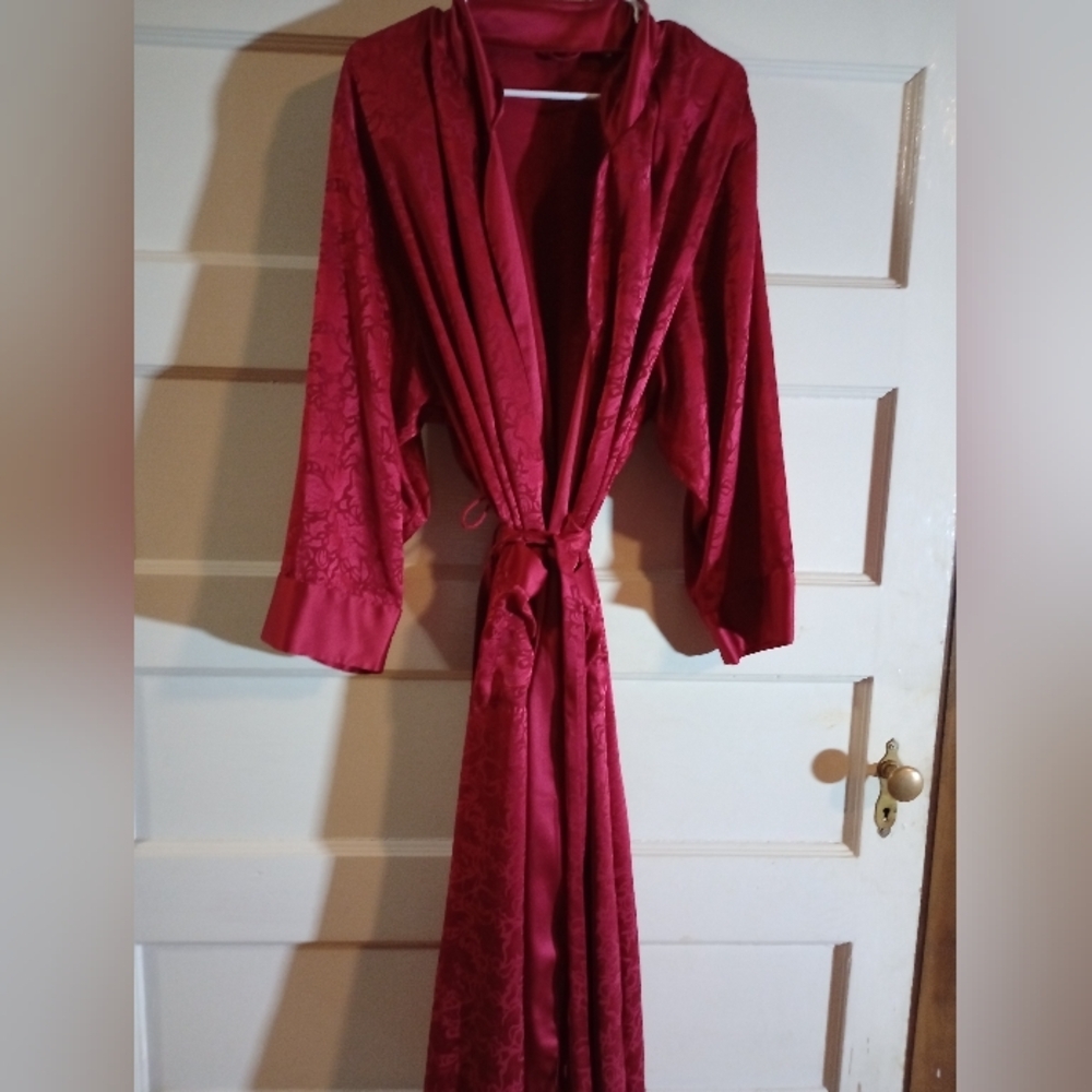 Victoria's secret large women's silky bathrobe (Can381)
